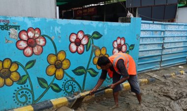 वाराणसी : जलस्तर घटते ही नगर निगम की टीमें घाटाें की सफाई में जुटी