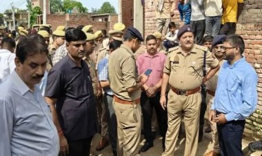 राजस्थान के दौसा सड़क हादसे में एटा के मृतक पीड़ित परिजनों से मिले डीएम-एसएसपी,दी सांत्वना