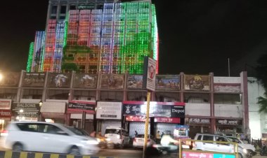 तिरंगा लाइटों से जगमगा उठे प्रयागराज के चौराहे एवं सरकारी कार्यालय