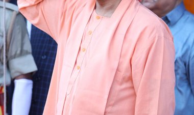 मुख्यमंत्री योगी आदित्यनाथ ने विधान भवन परिसर में ध्वजारोहण किया और गिनाई उपलब्धियां