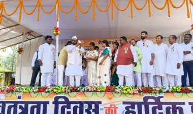 बलरामपुर : रामानुजगंज में हर्षाेल्लास के साथ मनाया गया आजादी का पर्व, नपा अध्यक्ष ने किया ध्वजाराेहण