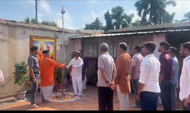 देवरिया संघ कार्यालय पर सफाईकर्मी ने किया ध्वजारोहण