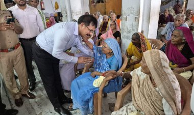 स्वतंत्रता दिवस पर सेवा और स्नेह की सौगात - डीएम व एसपी ने बांटी खुशियां