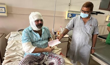 आत्मविश्वेश्वर महादेव मंदिर हादसा: झुलसे लोगों को विधायक नीलकंठ तिवारी ने आर्थिक सहायता राशि उपलब्ध कराई