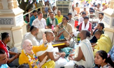 कृष्ण जन्मोत्सव पर इस्कॉन मंदिर में उल्लास में डूबे विदेशी भक्त