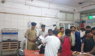 खड़े ट्रैक्टर की ट्राली से टकराये बाइक सवार,दो युवकों की मौत,तीसरा घायल, वाराणसी ट्रामा सेंटर रेफर