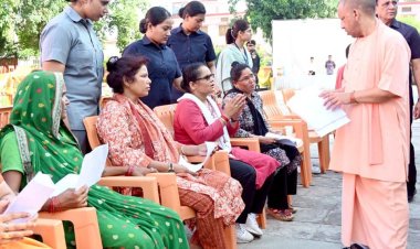 गोरखपुर: मुख्यमंत्री योगी आदित्यनाथ ने जनता दर्शन में सुनीं जन समस्याएं, अधिकारियों को दिए त्वरित निस्तारण के निर्देश