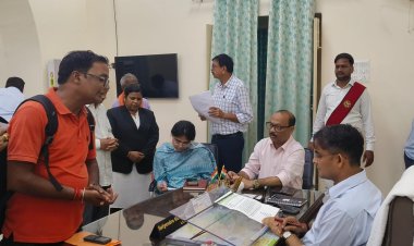 वाराणसी : डीएम ने जनता दर्शन में फरियादियों की सुनी समस्याएं