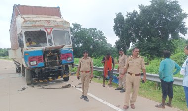 कार-ट्रक व बोलेरो की भिड़ंत में कार चालक की मौत