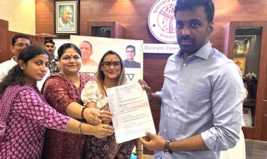 महिला व्यापार मंडल ने फुटपाथ पर लग रही अवैध दुकानों व जाम के खिलाफ नगर आयुक्त को सौंपा ज्ञापन