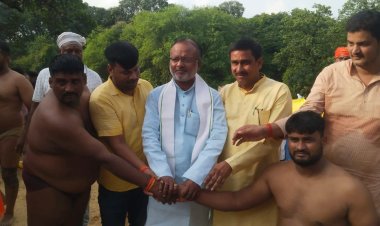 मीरजापुर की परंपरा को मिल रहा संबल, अकोढ़ी में आयोजित हुआ विराट कुश्ती दंगल