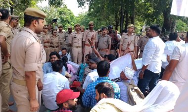 लखनऊ : 69 हजार शिक्षक भर्ती मामला:  अभ्यर्थियों ने उपमुख्यमंत्री केशव प्रसाद मौर्य का आवास घेरा