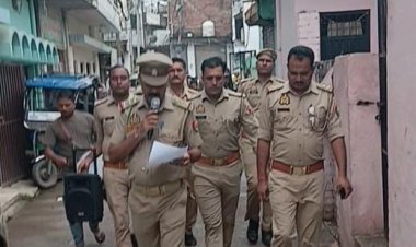 प्रयागराज: हत्या मामले में फरार आरोपित के घर पुलिस ने चस्पा किया संपत्ति कुर्क करने की नोटिस,कराया मुनादी