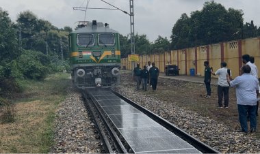 बनारस रेल इंजन कारखाना ने रेलवे ट्रैक पर सोलर पैनल लगाकर रचा इतिहास, भारत बना दुनिया का तीसरा देश