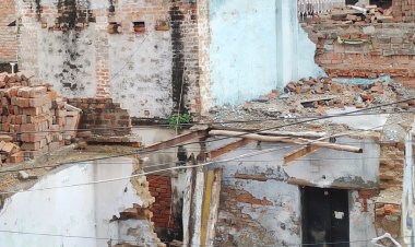 वाराणसी : सिद्धेश्वर महादेव मंदिर परिसर में बने जर्जर कमरों को ढहाया गया