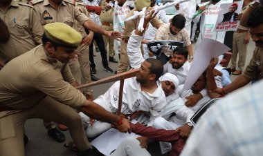 खाद की किल्लत को लेकर सपा कार्यकर्ता ने विधानसभा के सामने किया प्रदर्शन