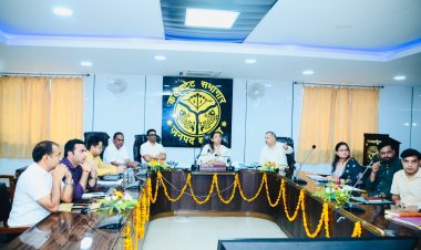 गोद लिए 61 विद्यालयों में मूलभूत सुविधाएं सुनिश्चित कराएं : डीएम