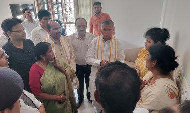 आगरा के एसीएम की मौत की खबर सुन, पहुंचे मंत्री धर्मवीर प्रजापति