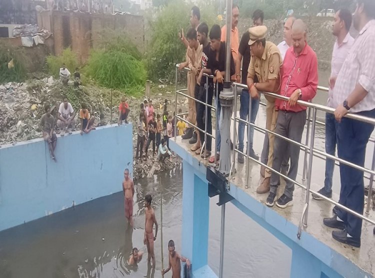 लखनऊ: कुकरैल नाले में तेज बहाव से बह गया बच्चा, गोताखोर तलाश में जुटे