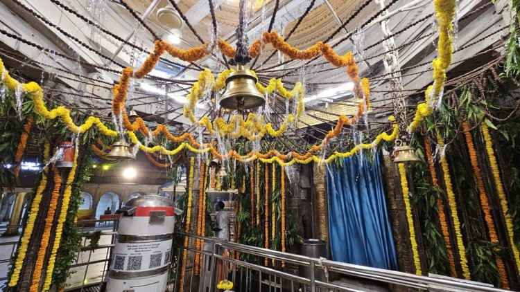 सावन मास के आखिरी सोमवार पर श्री काशी विश्वनाथ के दरबार में शिवभक्तों पर पुष्पवर्षा