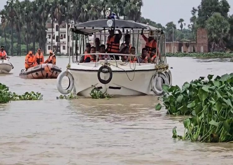 बाढ़ में फंसे सवा लाख लोगों तक योगी सरकार ने पहुंचाई राहत, राज्य के 17 जिले प्रभावित