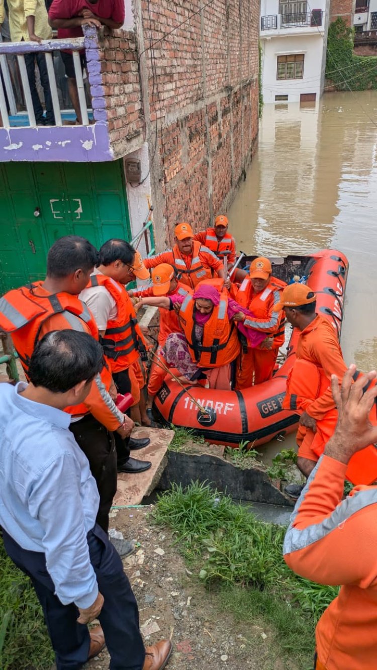 बलिया : बाढ़ में फंसे शहरी इलाके के सैकड़ों लोगों को एनडीआरएफ ने बचाया