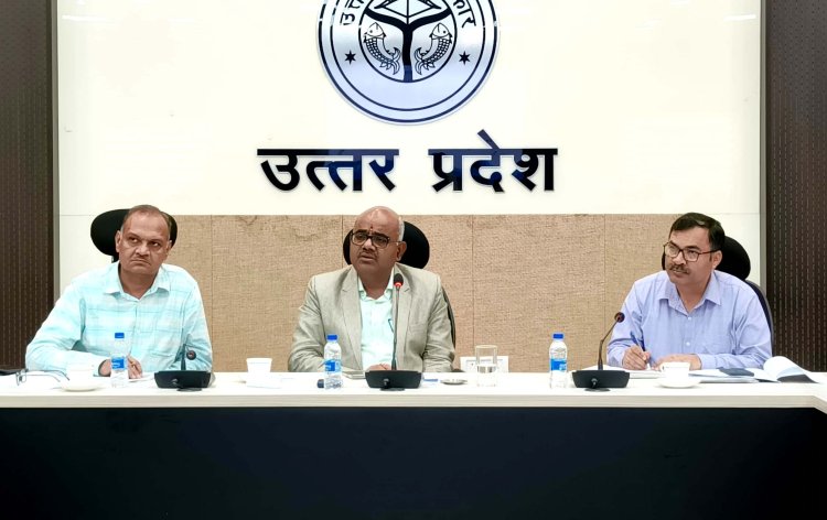 कानपुर में फाइलेरिया अभियान को लेकर बैठक को संबोधित करते जिलाधिकारी जितेंद्र प्रताप सिंह का छायाचित्र