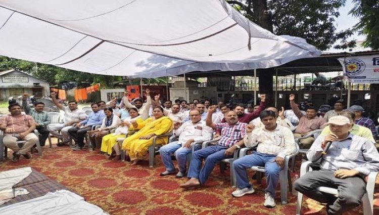 अभियंताओं के समर्थन में जूनियर इंजीनियरों का हल्ला बोल