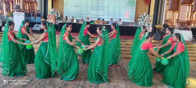 कजरी गीतों पर झूमी छात्राएं, हुई मेहंदी प्रतियोगिता