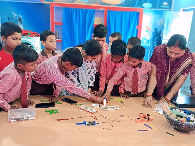प्राथमिक विद्यालय अमखेड़ा में बच्चों ने बहनों के लिए बनाए रक्षा सूत्र