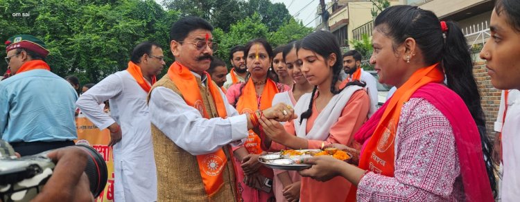 रक्षा बंधन पर गोपाल राय को 51 बहनों ने बांधी राखी