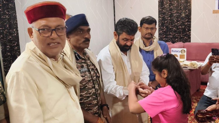 वाराणसी में भाई-बहन के प्यार का त्योहार रक्षाबंधन पर्व उत्साह से मनाया जा रहा