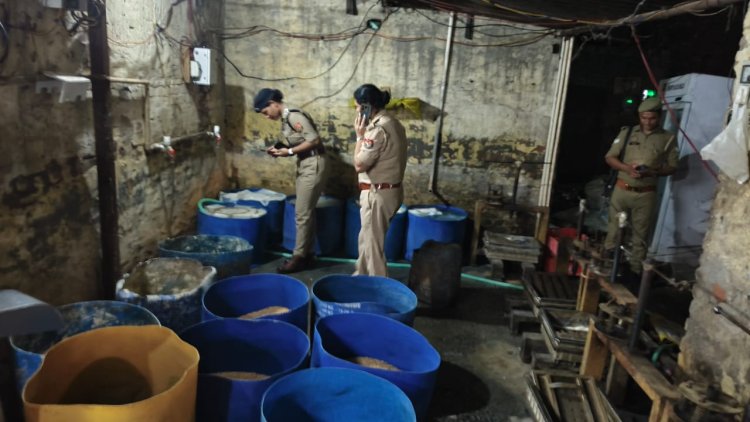 गाजियाबाद पुलिस ने छापा मारकर किया नकली पनीर बनाने की फैक्टरी का भंडाफोड़