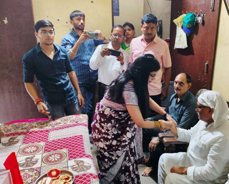 शहीद विशाल पाण्डेय की बहनों से कांग्रेस प्रदेश अध्यक्ष अजय राय ने बंधवाई राखी