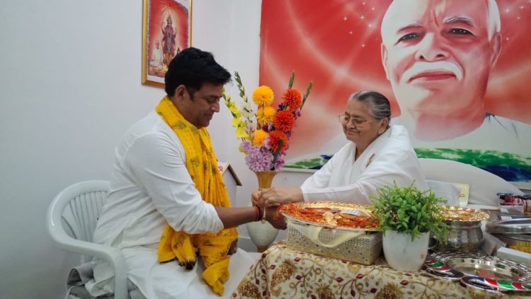 "रक्षाबंधन पर ब्रह्मकुमारी बहनों संग बंधा प्रेम का अटूट बंधन, शाहपुर में राखी मिलन कार्यक्रम में पहुँचे सांसद रवि किशन