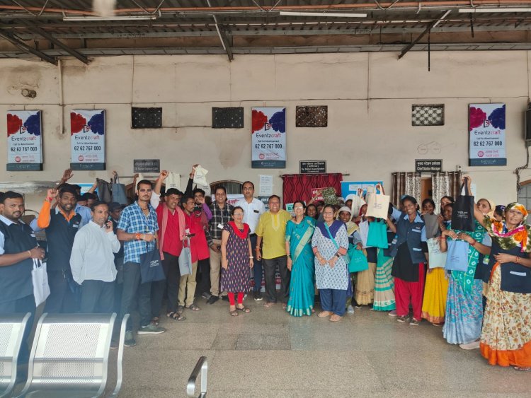 रायपुर रेलवे स्‍टेशन में सफाई कर्मियों को कपड़े की थैली वितर‍ित