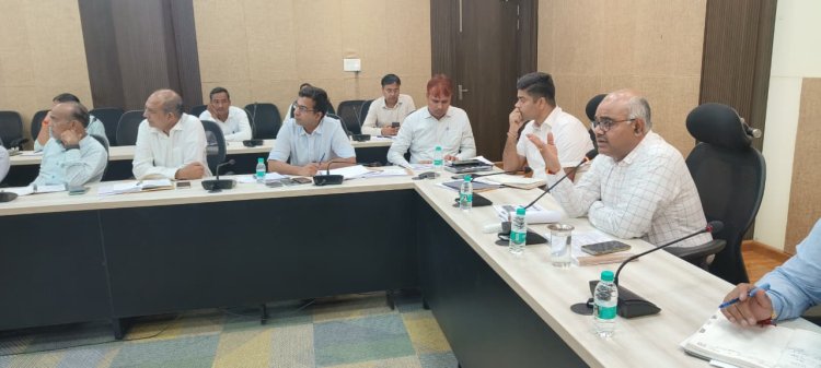 राजस्व वसूली में लापरवाही करने वाले अधिकारीयों पर होगी कार्रवाई: जिलाधिकारी