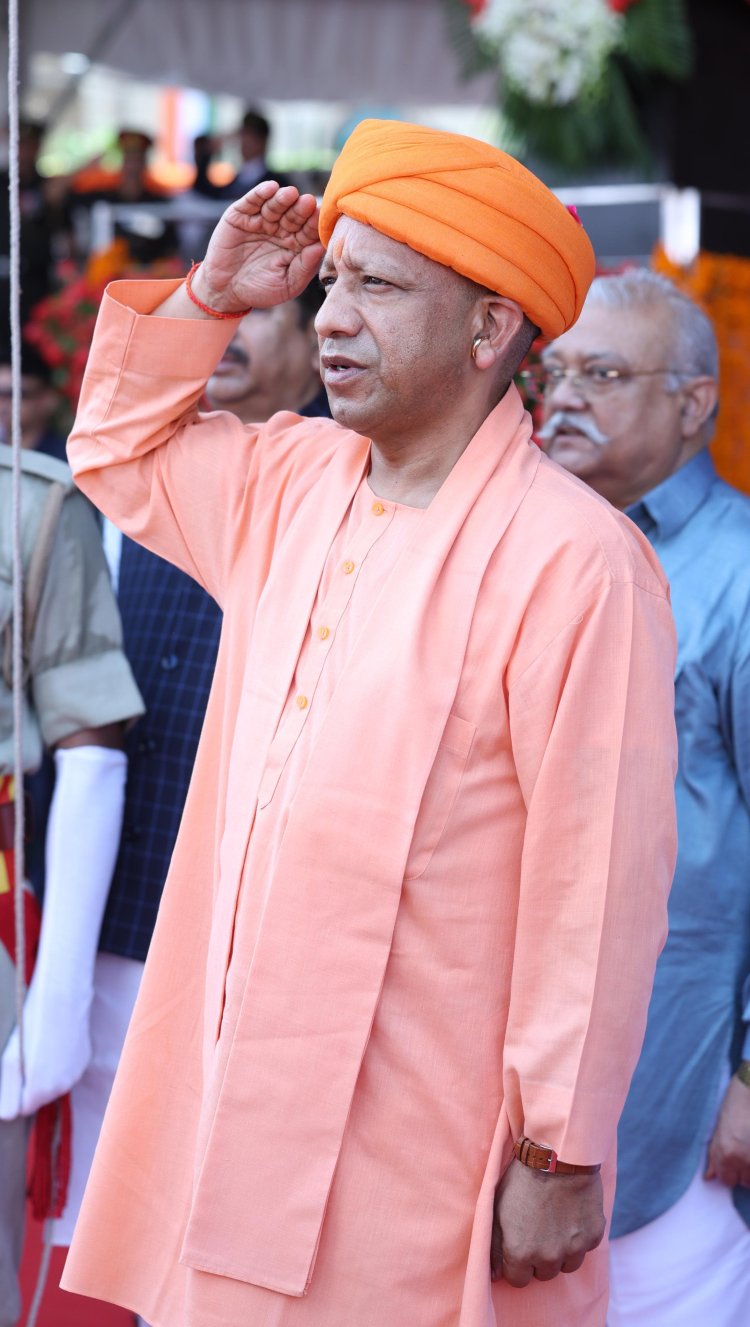 मुख्यमंत्री योगी आदित्यनाथ ने विधान भवन परिसर में ध्वजारोहण किया और गिनाई उपलब्धियां