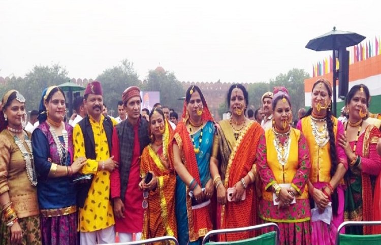 लाल किले पर उत्तराखंड की पारम्परिक वेशभूषा में दिखी महिलाएं