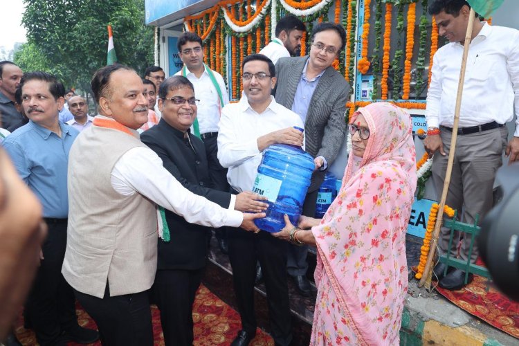 नोएडा प्राधिकरण ने शहरवासियों को दी 8वें वाटर एटीएम की सौगात, सीईओ ने किया उद्घाटन