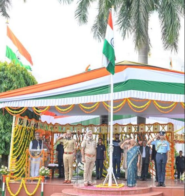 स्वस्थ रहिए, स्वच्छ रहिए, तिरंगे झंडे और देश से प्रेम कीजिए: आनंदीबेन पटेल