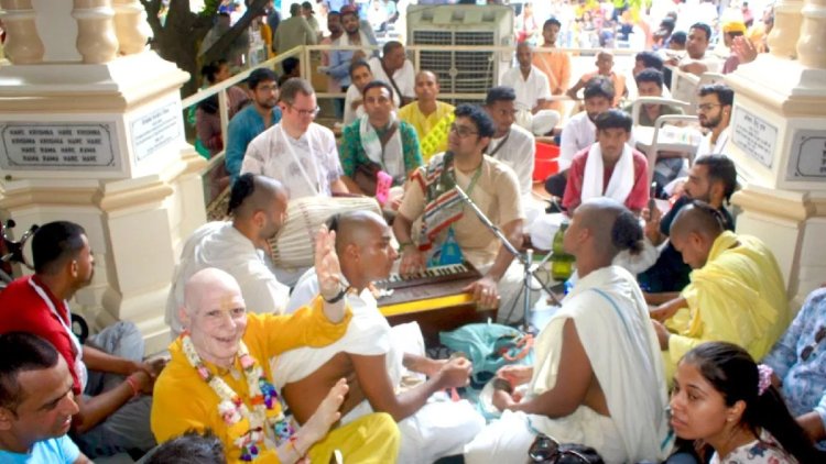 कृष्ण जन्मोत्सव पर इस्कॉन मंदिर में उल्लास में डूबे विदेशी भक्त