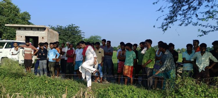 युवती का शव खेत में मिला, गला रेतकर हत्या