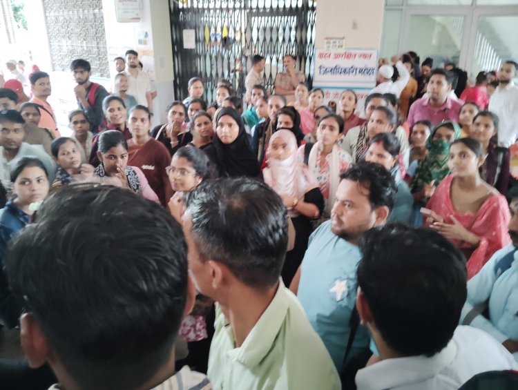 फसल सर्वेक्षण के विरोध में पंचायत सहायकों का कलेक्ट्रेट पर विरोध प्रदर्शन