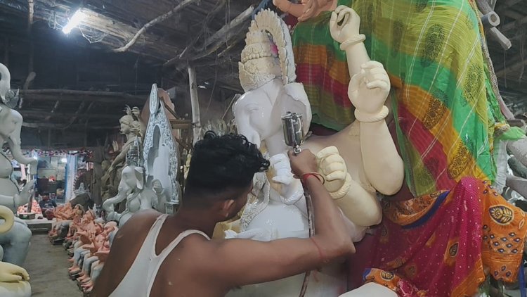 गणेश चतुर्थी की तैयारी में जुटे मूर्ति कारीगर