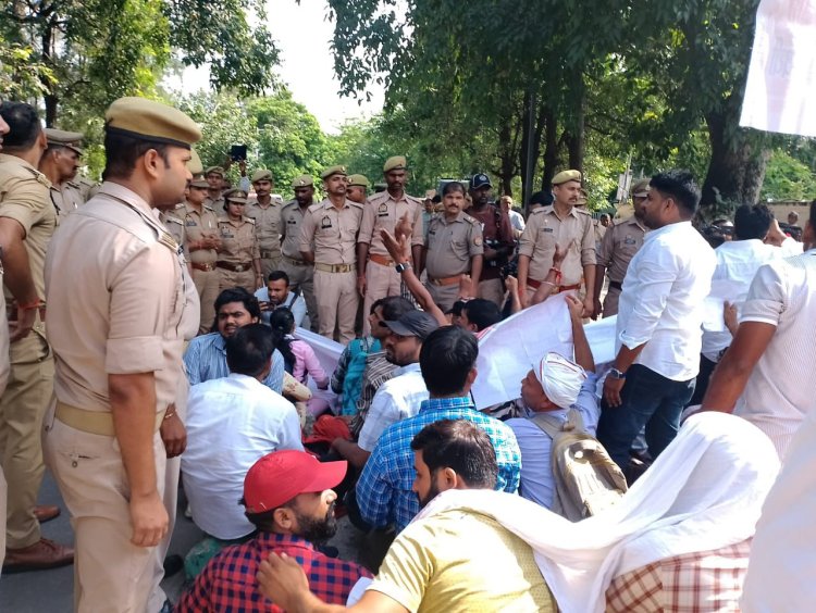 लखनऊ : 69 हजार शिक्षक भर्ती मामला:  अभ्यर्थियों ने उपमुख्यमंत्री केशव प्रसाद मौर्य का आवास घेरा