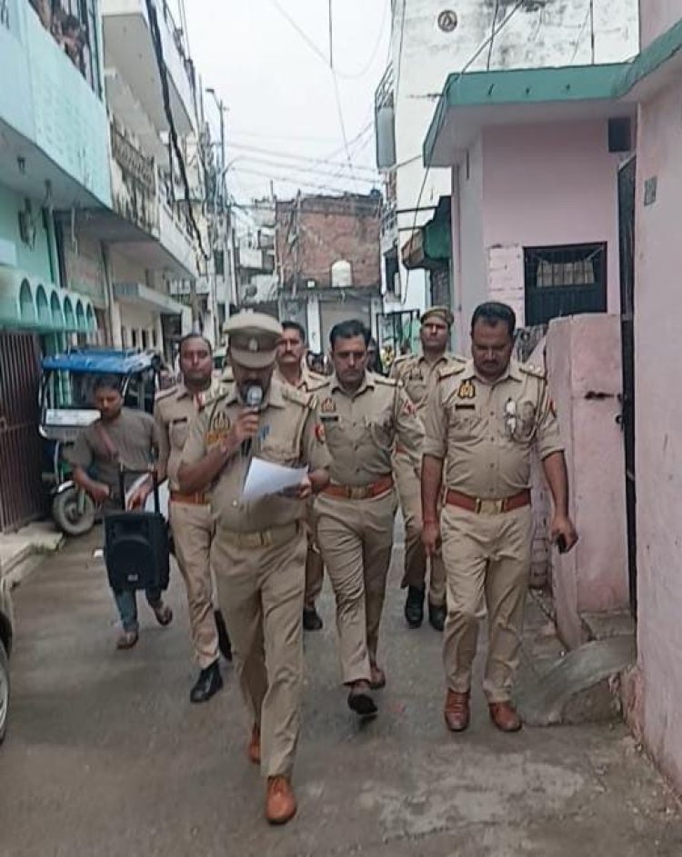 प्रयागराज: हत्या मामले में फरार आरोपित के घर पुलिस ने चस्पा किया संपत्ति कुर्क करने की नोटिस,कराया मुनादी
