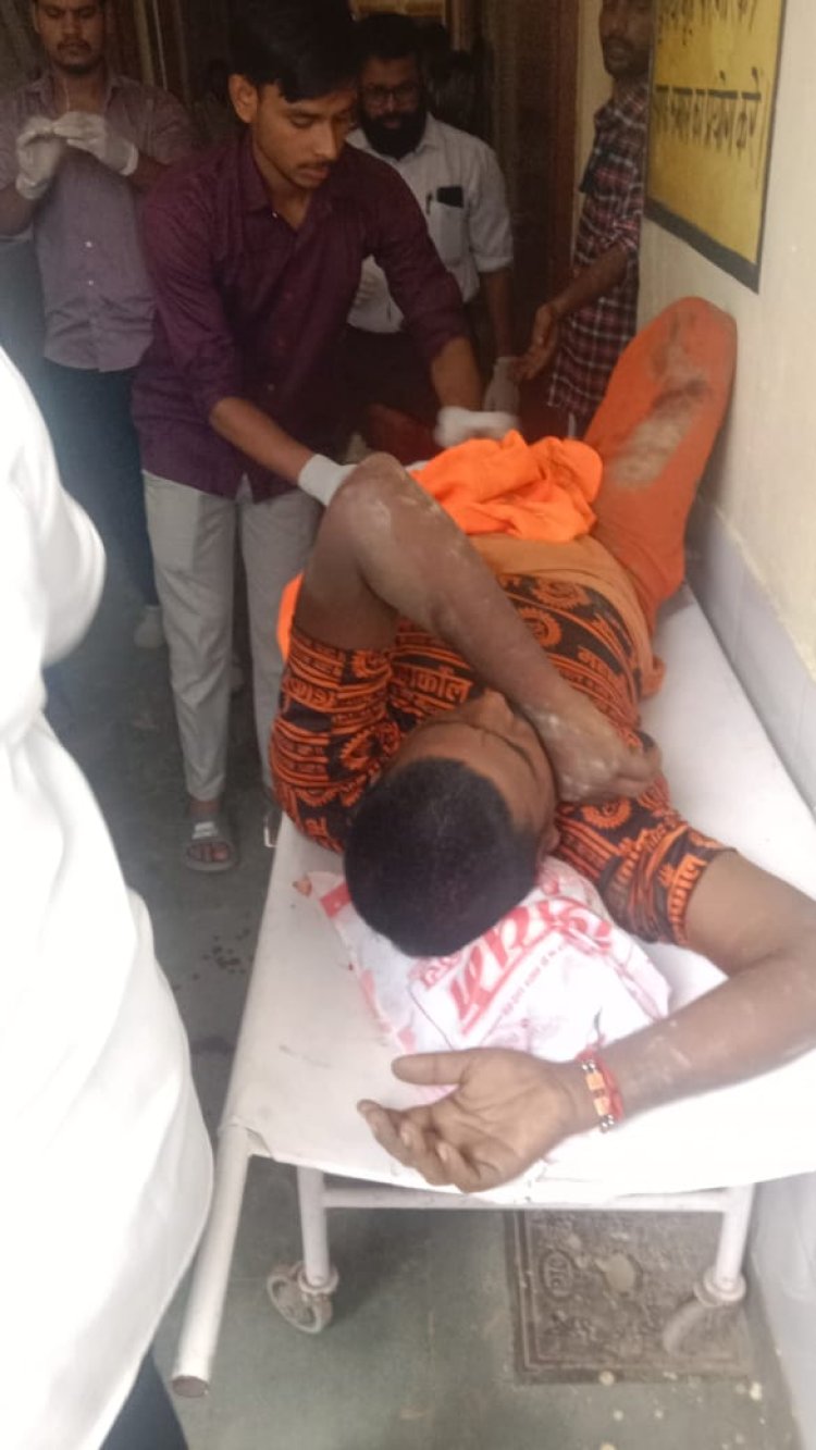 रोडवेज बस की टक्कर से हाफ डाला पलटा, दाे दर्जन श्रद्धालु घायल