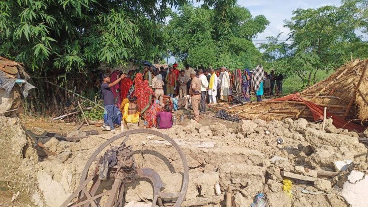 बांदा: बारिश में गिरी कच्ची दीवार, मलबे में दबकर बुजुर्ग दंपति की मौत