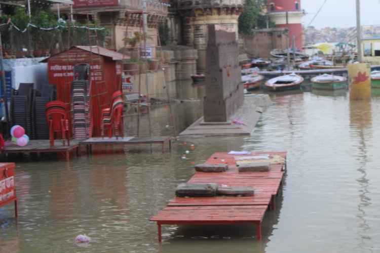 वाराणसी: गंगा के जलस्तर में फिर उफान,वरूणा नदी भी उफनाई,तटवर्ती क्षेत्र में पहुंचा बाढ़ का पानी
